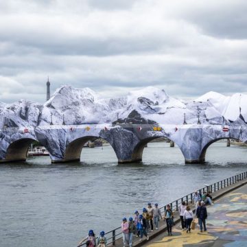 Une installation gonflable de JR endommagée par des intempéries