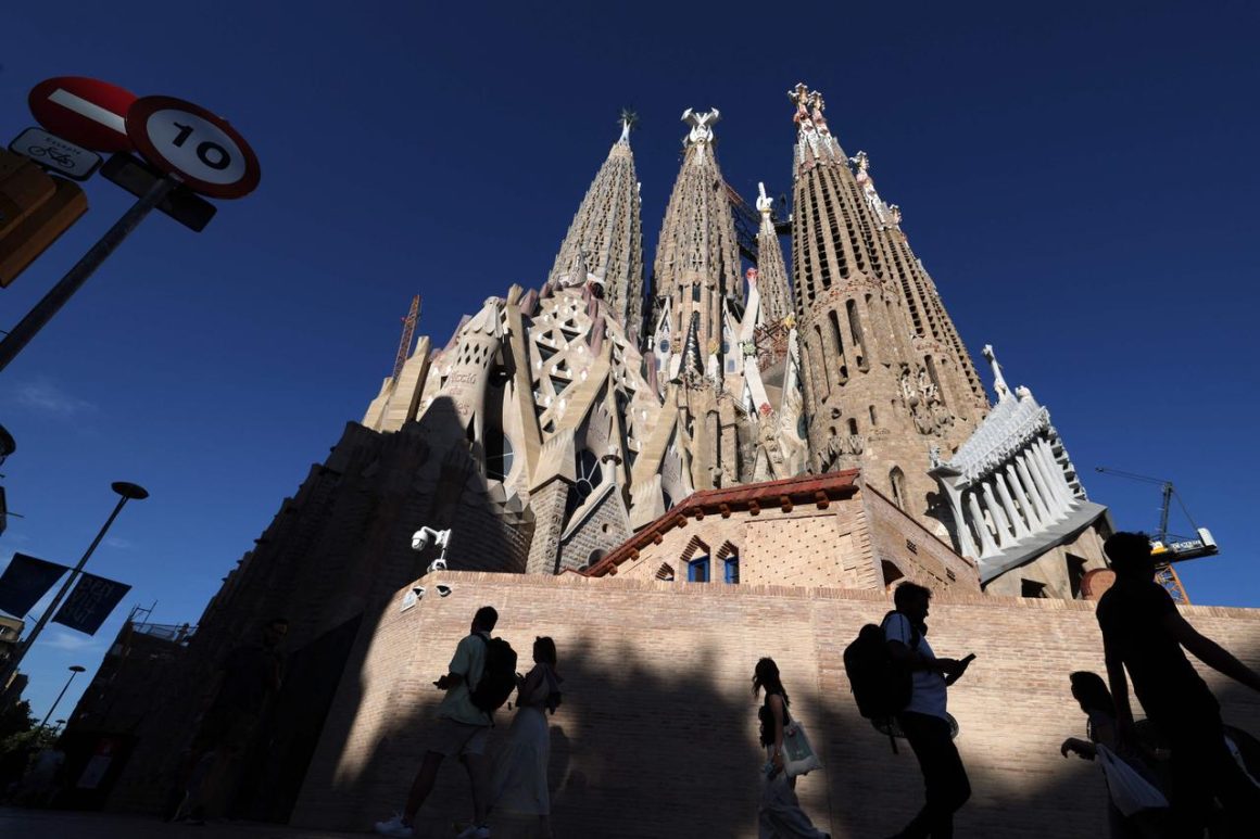 af987789-2cf9-490e-a257-ab7af96a5917 La Sagrada Família : Une Voisine Contestée à Barcelone