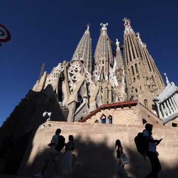 La Sagrada Família : Une Voisine Contestée à Barcelone