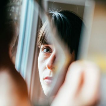 Portrait of a beautiful woman looking into a broken mirror. Analyse du roman ‘Dans la jungle’ d’Adeline Dieudonné