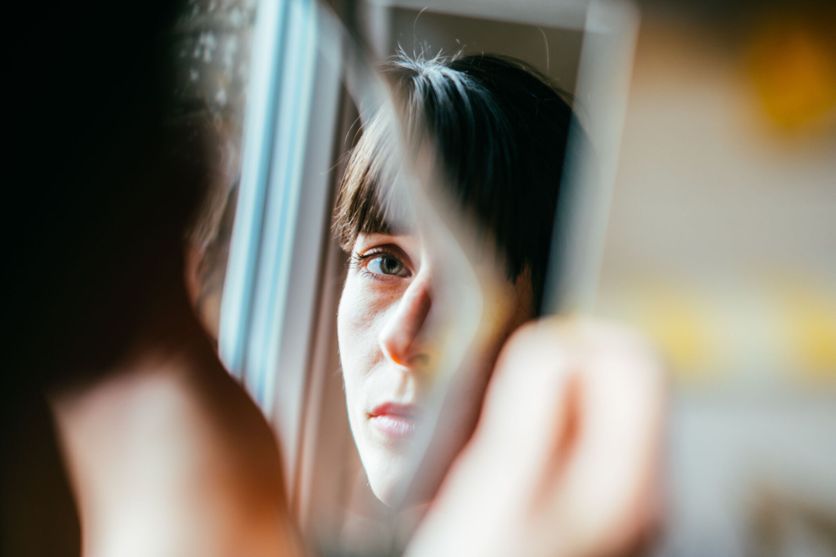 Portrait of a beautiful woman looking into a broken mirror. Analyse du roman ‘Dans la jungle’ d’Adeline Dieudonné