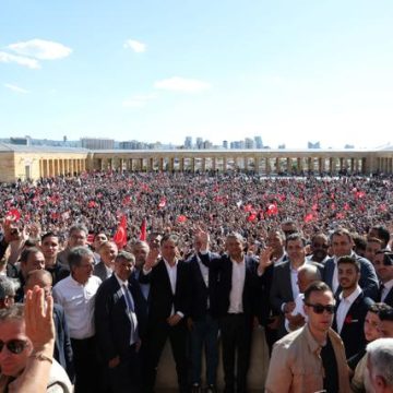 befa0b7b-387a-4cb5-bdd9-a551c0474717 Conflit à la tête du CHP en Turquie : Kemal Kiliçdaroglu retrouve la présidence