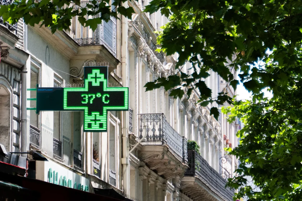 bfcccfc9-f64b-4ae5-89d0-0c5881797220 Le débat sur la climatisation en période de canicule: une illusion politique