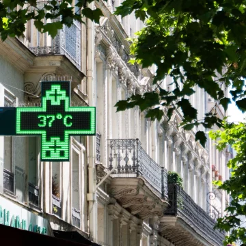 bfcccfc9-f64b-4ae5-89d0-0c5881797220 Le débat sur la climatisation en période de canicule: une illusion politique