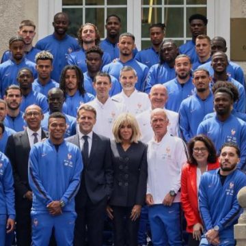 Emmanuel Macron visite l’équipe de France avant la Coupe du Monde
