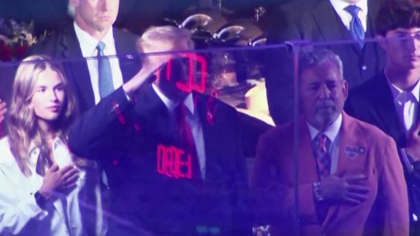 c4440ab0-d059-48e6-b286-4e0138690b8b Donald Trump hué pendant le match NBA à New York