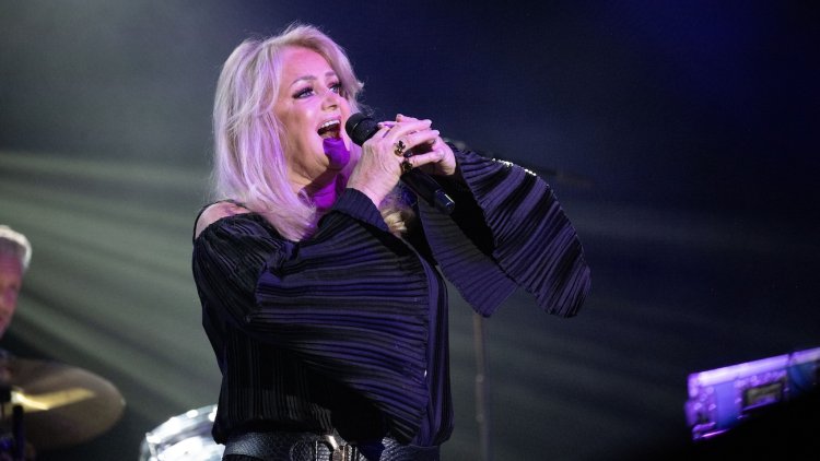 cc7d4655-600a-4def-9931-9ac8b4ff74e1 Bonnie Tyler montre des signes de rétablissement après une opération