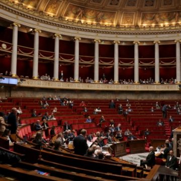 Députés adoptent loi pour protéger les auteurs face à l’IA