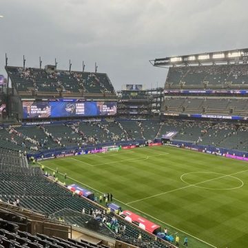 d6bd4f13-d0e7-47e8-b276-4233f622c53b Français-Irak : Interruption et Adaptation au Déluge à Philadelphie