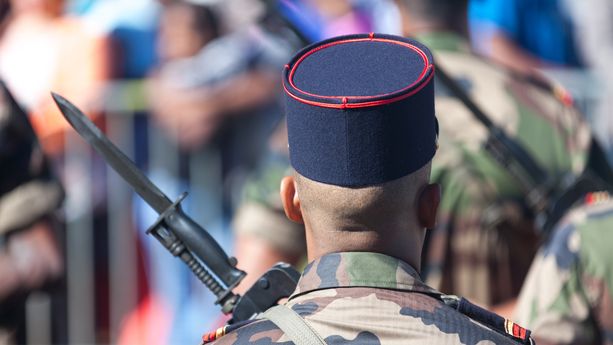 French soldier parading Accident tragique lors d’un entraînement militaire au Liban