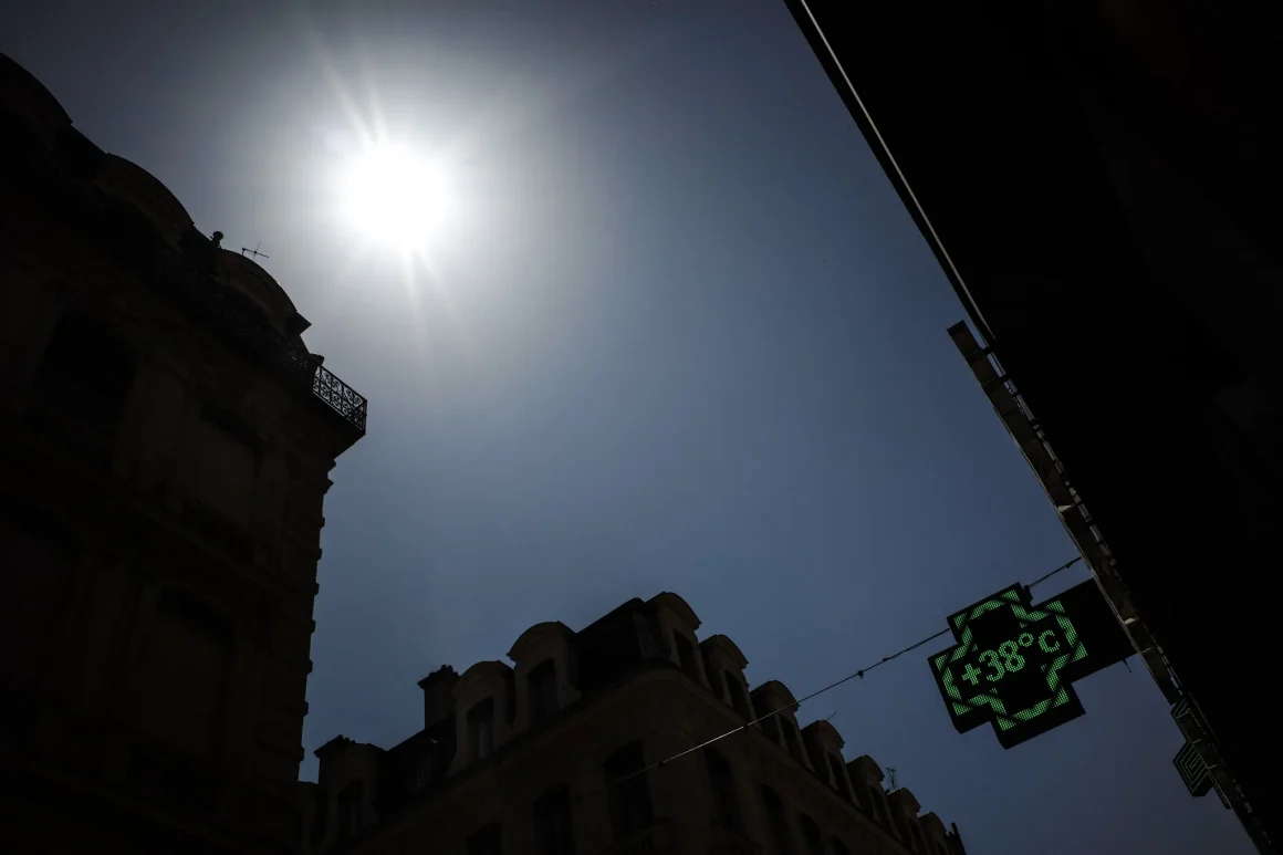 dd94801d-c1b0-4183-bda7-80c7d065d1dd Vague de chaleur précoce en France : un défi climatique et politique