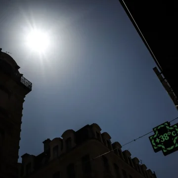 dd94801d-c1b0-4183-bda7-80c7d065d1dd Vague de chaleur précoce en France : un défi climatique et politique
