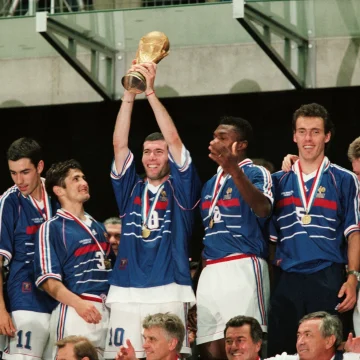 de5e9364-7605-450f-a06e-0184cb5ad8f5 L’équipe de France de football : Un voyage à travers le temps et la société