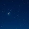 Un bolide lumineux illumine le ciel de Paris