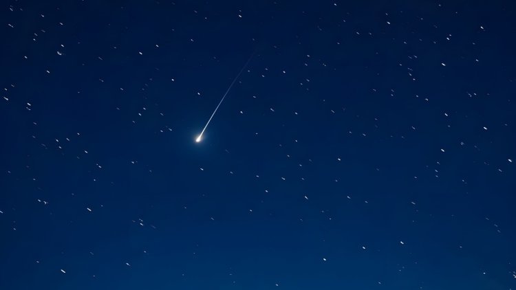 e0e90325-a5f3-45c3-91c6-9debf9a201f3 Un bolide lumineux illumine le ciel de Paris