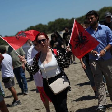 e429b151-dcfa-47af-b5e6-8b9380ee0737 Manifestations contre un projet de station balnéaire en Albanie