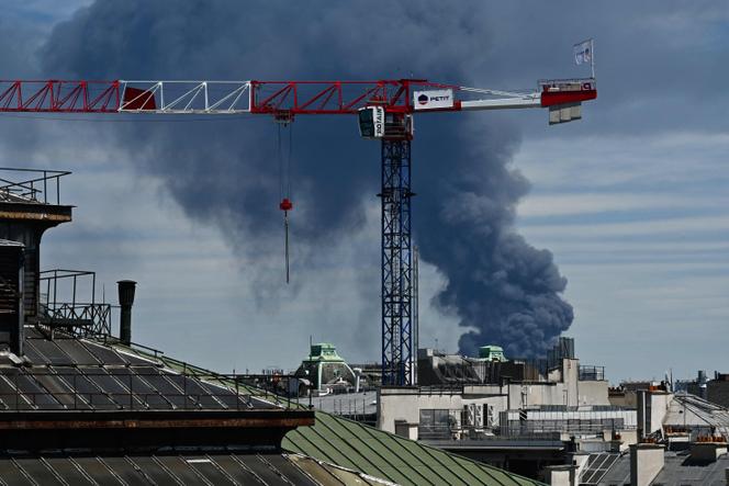 e663f0cc-d712-444c-aaab-2994d2cc1d2c Incendie massif dans un entrepôt à Bobigny mobilise les pompiers