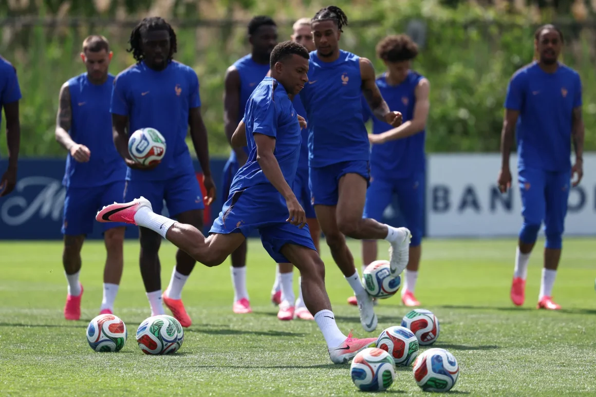 e69b22bc-f1d6-4710-9523-6f3c28888e04 Adaptation des Bleus face au climat pour le match contre le Sénégal