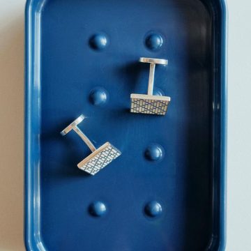 Retour en force des boutons de manchette: un symbole de l’esthétique dandy revisité