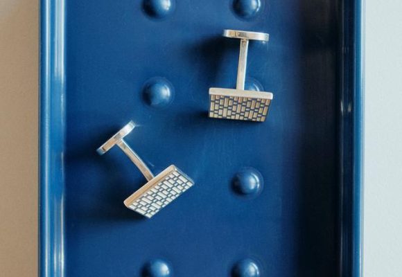 Retour en force des boutons de manchette: un symbole de l’esthétique dandy revisité