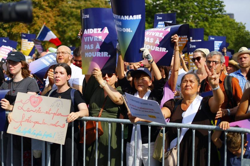 e94c26c9-7707-496d-bccd-8c7264d94769 Manifestation contre la loi sur la fin de vie