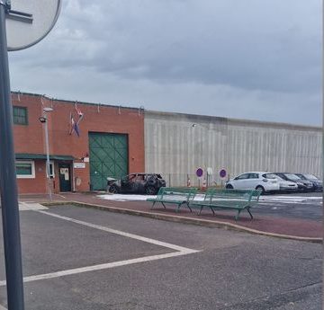 f4fb5bb6-d65a-4652-aa11-0668359fe790 Incendie d’une voiture devant le centre pénitentiaire de Nanterre