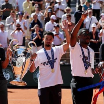 Les joueurs du PSG célèbrent la victoire de la Ligue des champions à Roland-Garros