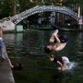 Paris ouvre le canal Saint-Martin à la baignade surveillée pour contrer la canicule