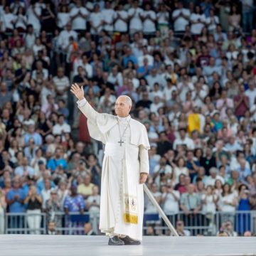 Pope Leo XIV meets with the diocesan community at the Bernabeu stadium Visite du pape Léon XIV à Madrid : Exaltation catholique et prudence face aux nationalismes