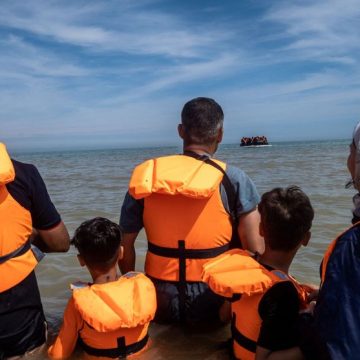 LONDON CALLING, un groupe de migrants tentent de traverser la manche. Traversées Dangereuses de la Manche