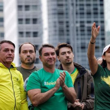 03eccbcb-bf92-4462-89cd-2fac654d1202 Tensions politiques au sein de la famille Bolsonaro avant les élections présidentielles