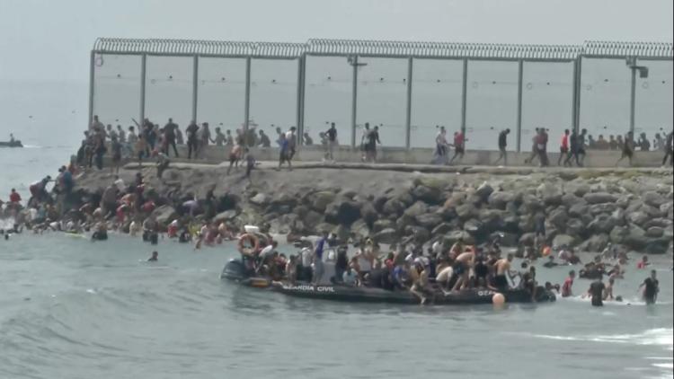 0b5d547a-d1a3-42f1-849f-c304b2e71df5 Entrée massive de migrants à Ceuta depuis le Maroc
