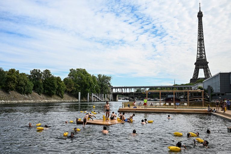 FRANCE-ENVIRONMENT-WEATHER-LEISURE Ouverture de la baignade surveillée dans la Seine à Paris