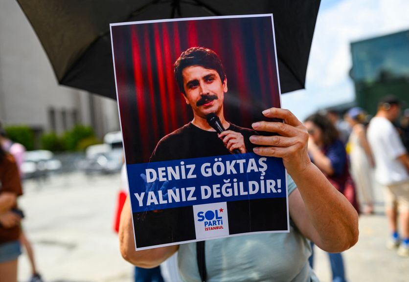 TURKEY-POLITICS-CULTURE-ARREST-DEMO Stand-up et Liberté d’Expression : Le Cas de Deniz Göktas en Turquie