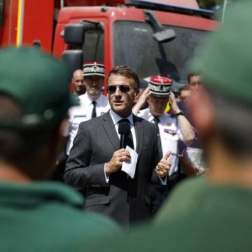 191d2e7f-48b6-4445-b05e-f1cae71a3277 Emmanuel Macron visite la forêt de Fontainebleau après un incendie