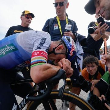 255743e4-e71d-4b64-a718-4ee3a2ba2fb0 Les contrôles antidopage nocturnes intriguent dans le cyclisme