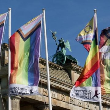 2ab2c787-6f09-4dde-ae85-4951ea6945e6 Une voiture percute la foule lors de la gay pride de Berlin