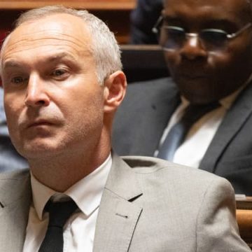 3183fe1f-4e44-4427-9af1-a511eae4b911 Le ministre reporte une rencontre après la polémique sur un texte sensible