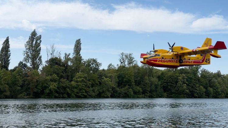 3229a0cd-12fd-41d7-8074-3ea95a94c5d8 Les Canadair mobilisés pour l’incendie de Fontainebleau