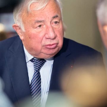 32fd9e69-1e30-457a-9a29-5b29371620b5 Le président du Sénat Gérard Larcher visite le tournage d’Emily in Paris