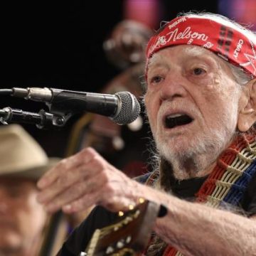 Willie Nelson critique la prolifération des centres de données