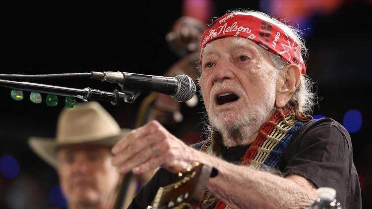 36c2f4c9-5d72-44d9-9954-3c3bfe08554f Willie Nelson critique la prolifération des centres de données