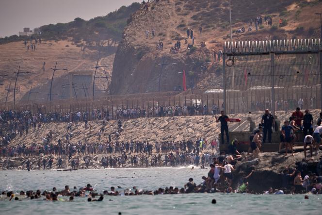 3901b1fc-6bfb-4ea2-80e2-5417af4e7434 Afflux de migrants à Ceuta depuis le Maroc