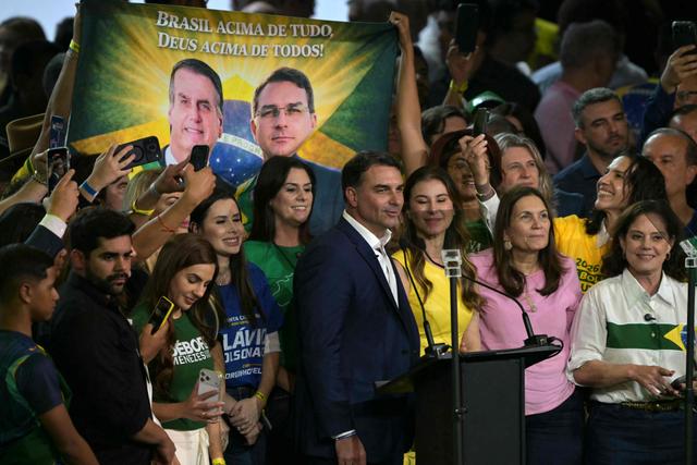 3bd06bba-77f8-4d37-9179-03c5a58c1dd0 Le Parcours Compliqué de Flávio Bolsonaro en Politique