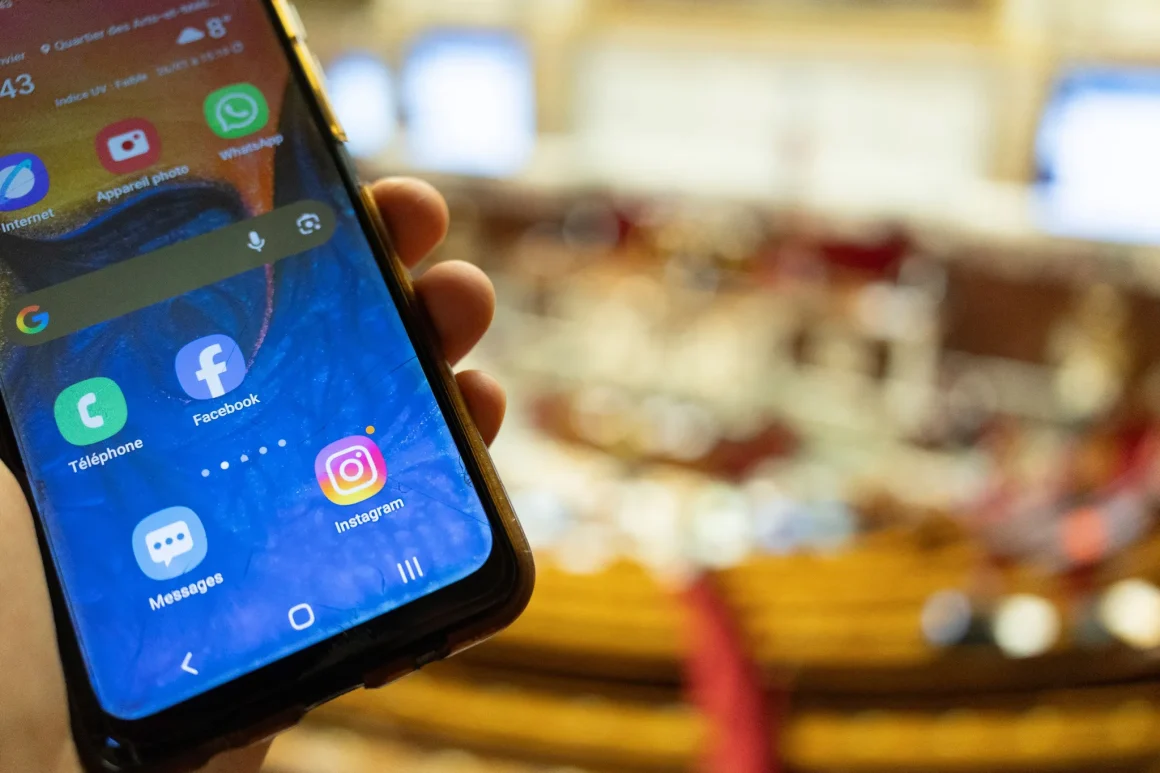 La France Prêt à Interdire les Réseaux Sociaux aux Moins de 15 Ans