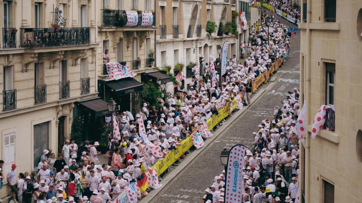 484e426e-2442-4150-b809-8fb53ee35b9d La rue Lepic et le spectacle du Tour de France 2026