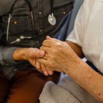 Senior woman with her home caregiver François Garcia et la saga de Pablo Lorca