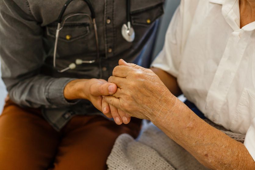 Senior woman with her home caregiver François Garcia et la saga de Pablo Lorca