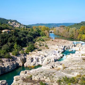4fb21fd1-84a5-43d0-9176-290399681792 La vallée de la Cèze : un écrin naturel et historique dans le Gard