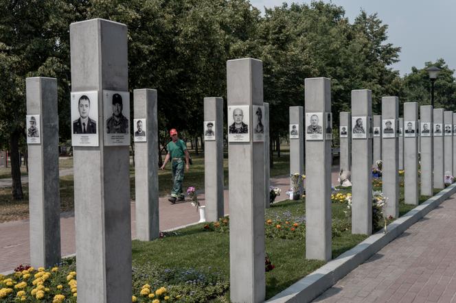 5ca396e5-22aa-4c86-a1a9-125a83537a30 Inauguration du mémorial à Kiev : Les familles des soldats déçues par le projet final